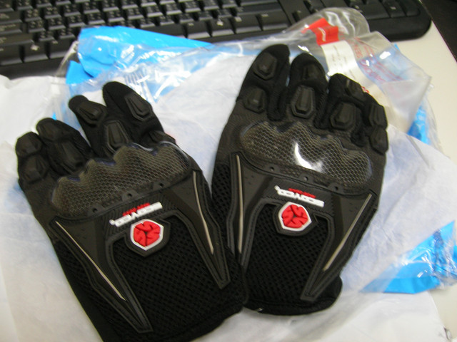 ScoYco MC09 硬式假卡夢手套7756||小老婆汽機車資訊網