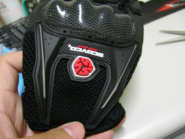 ScoYco MC09 硬式假卡夢手套9306||小老婆汽機車資訊網