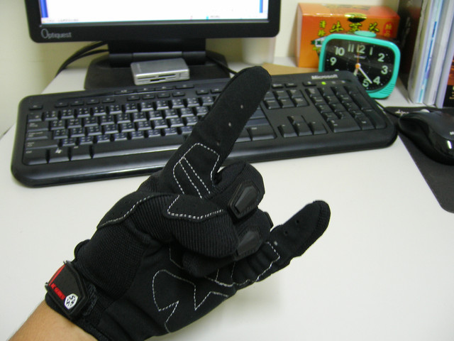 ScoYco MC09 硬式假卡夢手套8072||小老婆汽機車資訊網