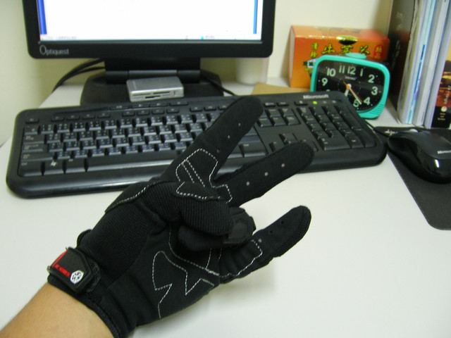 ScoYco MC09 硬式假卡夢手套1350||小老婆汽機車資訊網