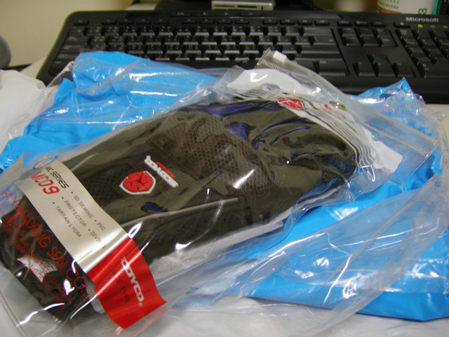 ScoYco MC09 硬式假卡夢手套404||小老婆汽機車資訊網