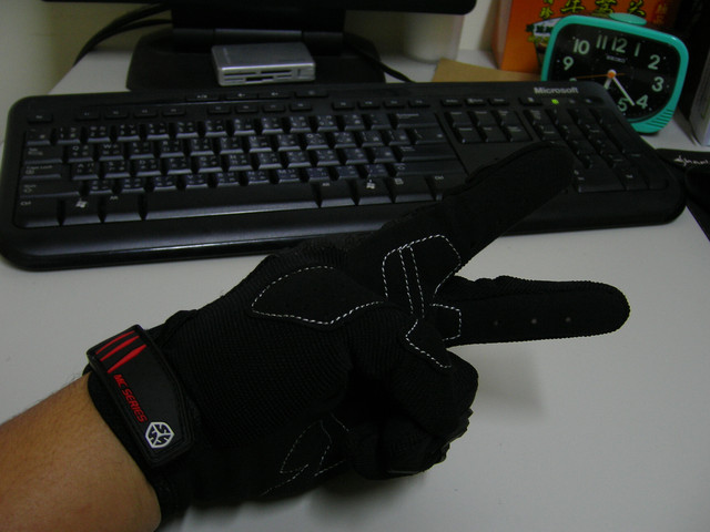 ScoYco MC09 硬式假卡夢手套4080||小老婆汽機車資訊網